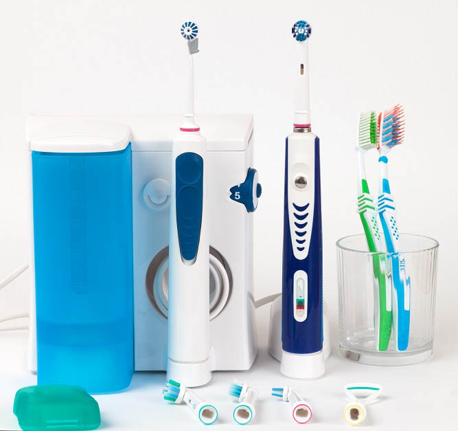 Какую зубную щетку выбрать: обычную  или электрическую?
