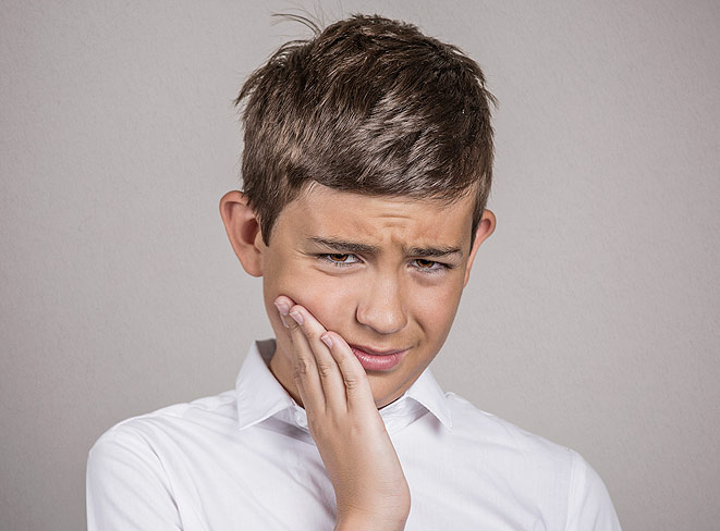 Почему ребенок скрипит зубами – причины, как помочь