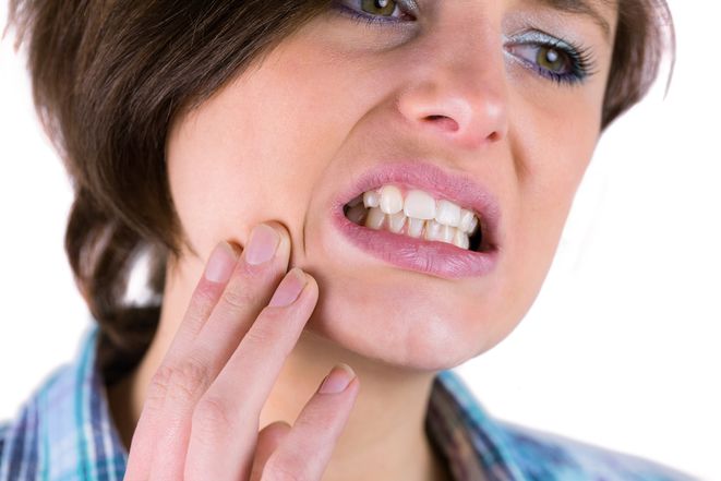 Чувствительные зубы: причины, симптомы, лечение