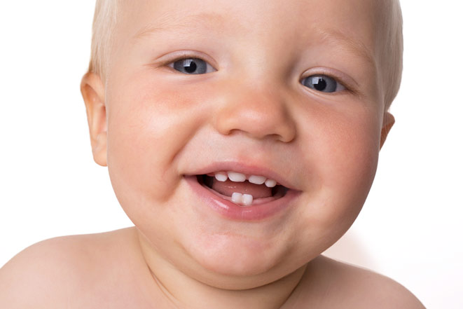 Раннее прорезывание зубов у младенцев – стоит ли беспокоиться