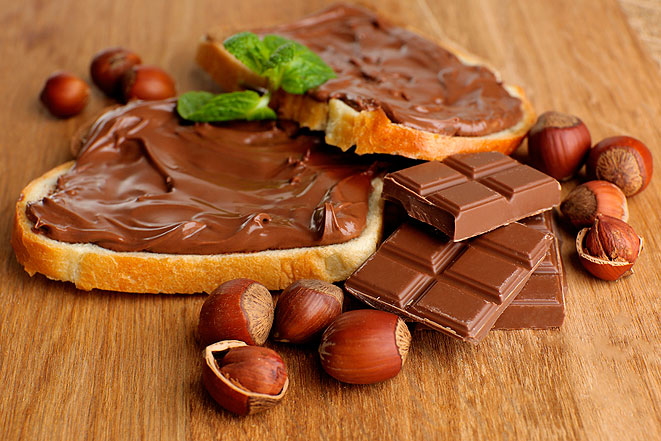 Ученые изучили процесс поедания шоколада с орехами