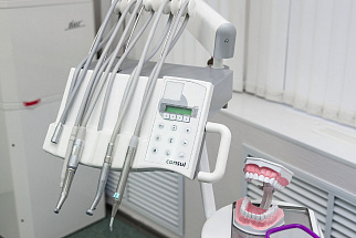 Профессиональная гигиеническая чистка зубов у стоматолога: что входит в процедуру, виды