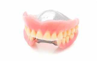 Пластинчатый зубной протез