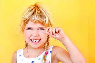 Как вырвать молочный зуб комфортно для ребенка